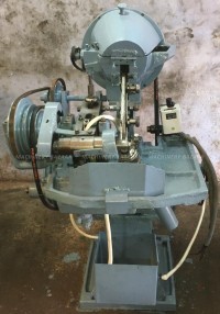 Screw slotting machine