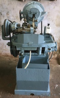 Screw slotting machine